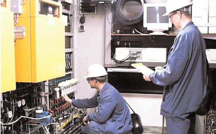 儀表工在現(xiàn)場進(jìn)行儀表維修-http://m.rjxysw.com/tech/1194.html