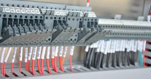 紅、黑色并行用于使用雙芯導(dǎo)線或雙根絞線連接的交流電路