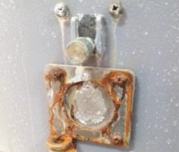 鹽霧試驗后開關柜部分螺栓出現紅銹現象